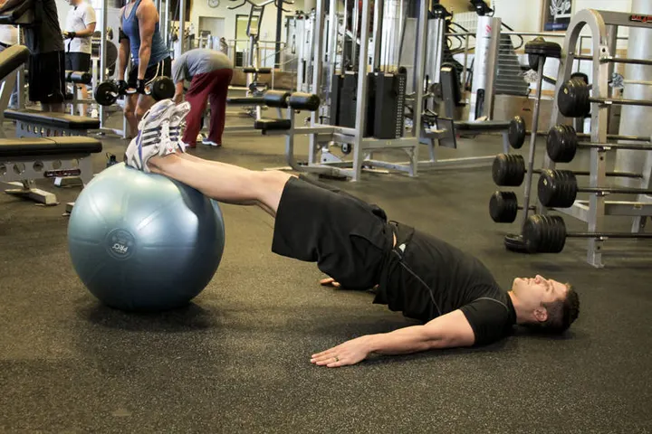 Ball Leg Curl — Start position
