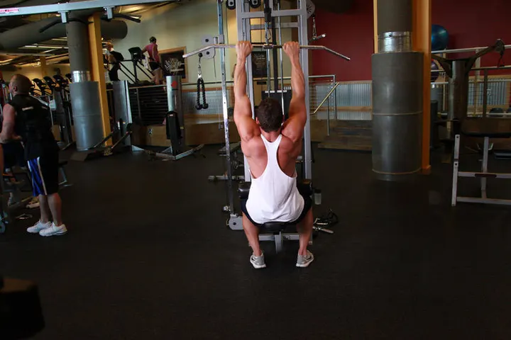 Close-Grip Front Lat Pulldown — Start position
