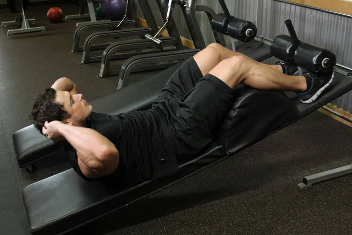 Decline Crunch — End position