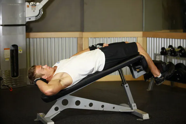 Decline Oblique Crunch — Start position