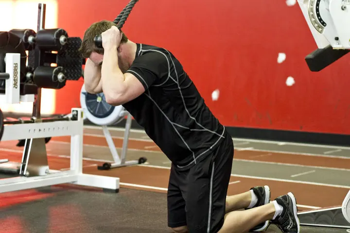 Kneeling Cable Crunch With Alternating Oblique Twists — Start position