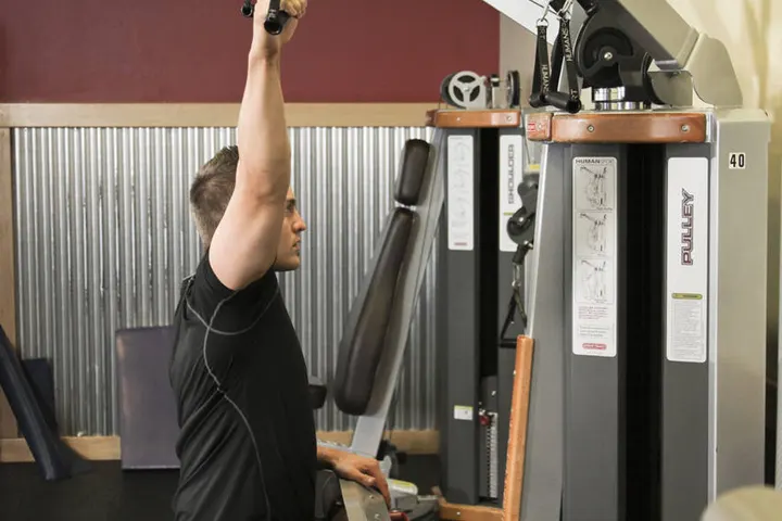 One Arm Lat Pulldown — Start position