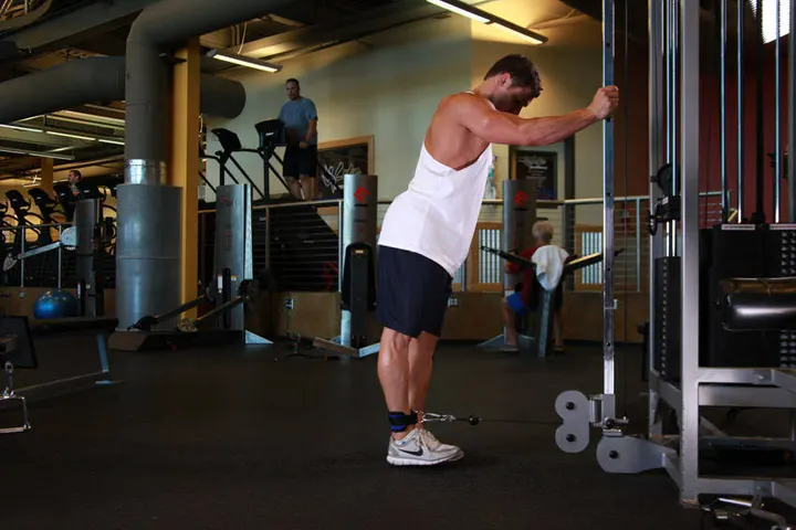 One-Legged Cable Kickback — Start position