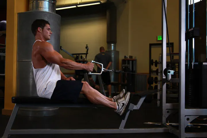 Seated One-arm Cable Pulley Rows — Start position