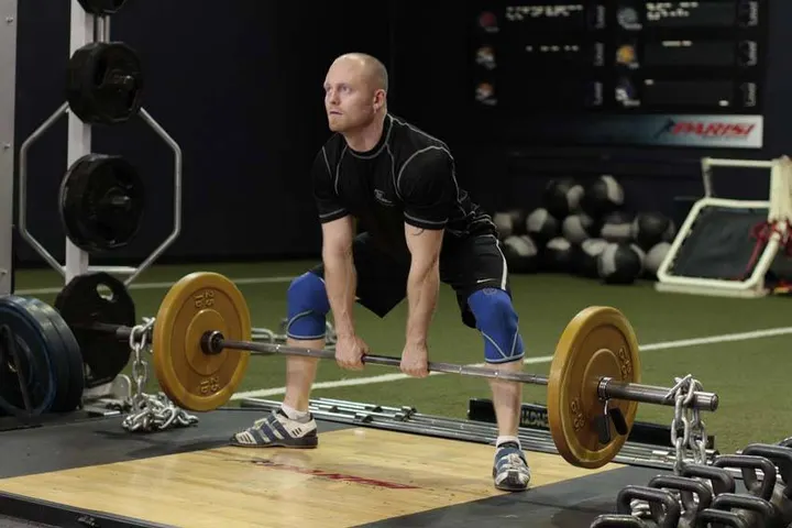 Sumo Deadlift with Chains — Start position