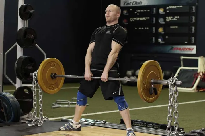 Sumo Deadlift with Chains — End position